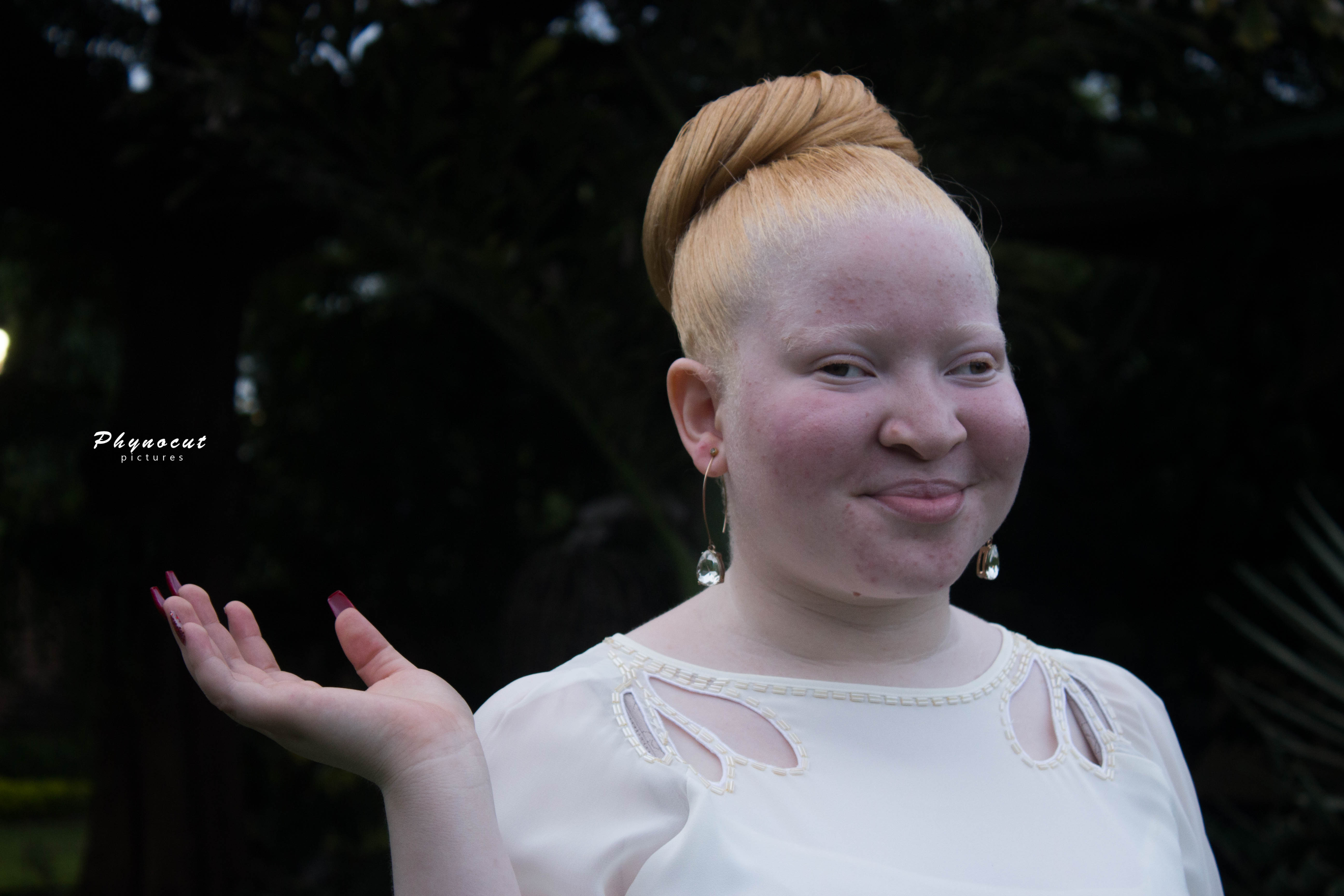 Payment application dashboard screenshot with transaction table, financial highlights, and main clients on colorful purple background.