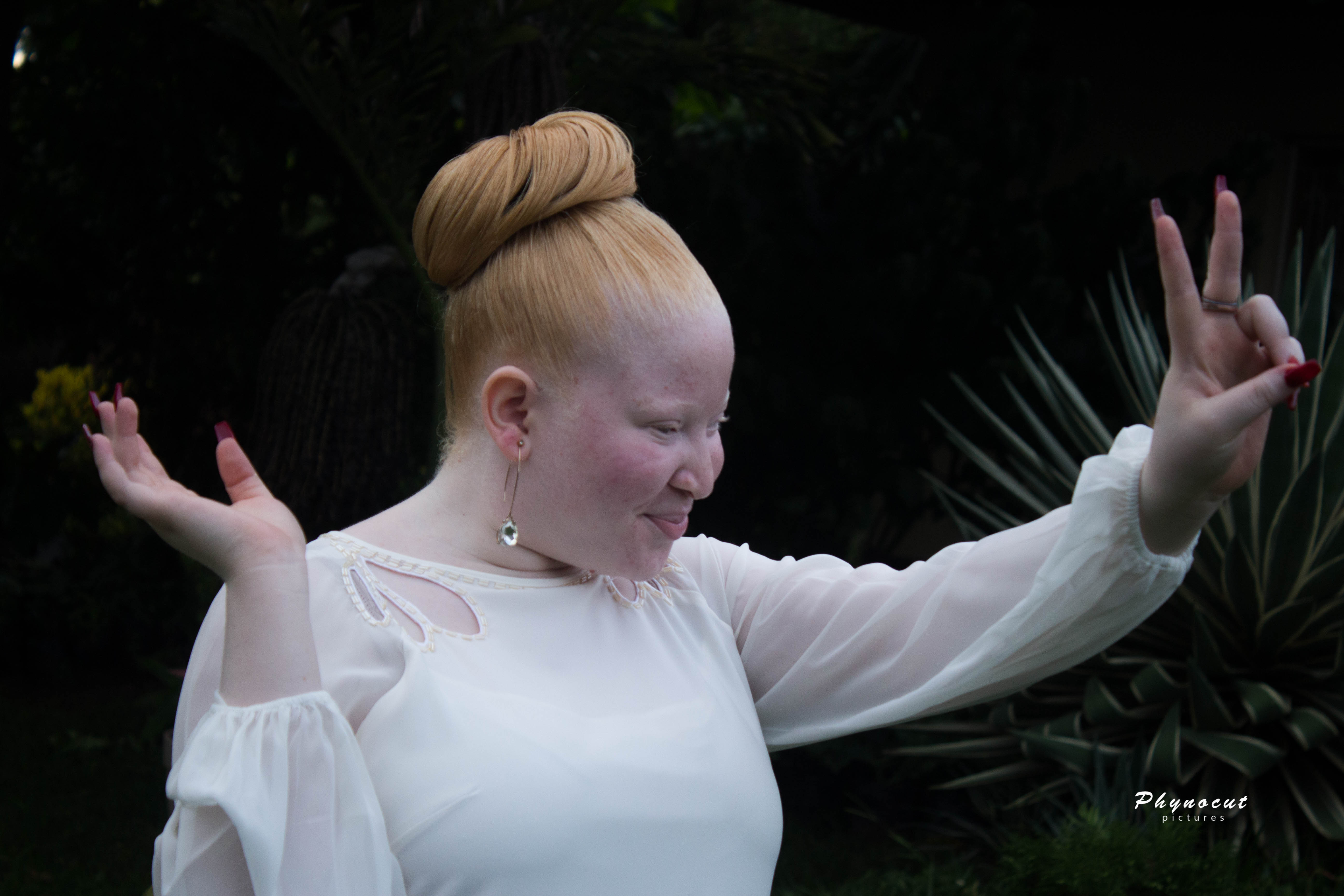 Payment application dashboard screenshot with transaction table, financial highlights, and main clients on colorful purple background.